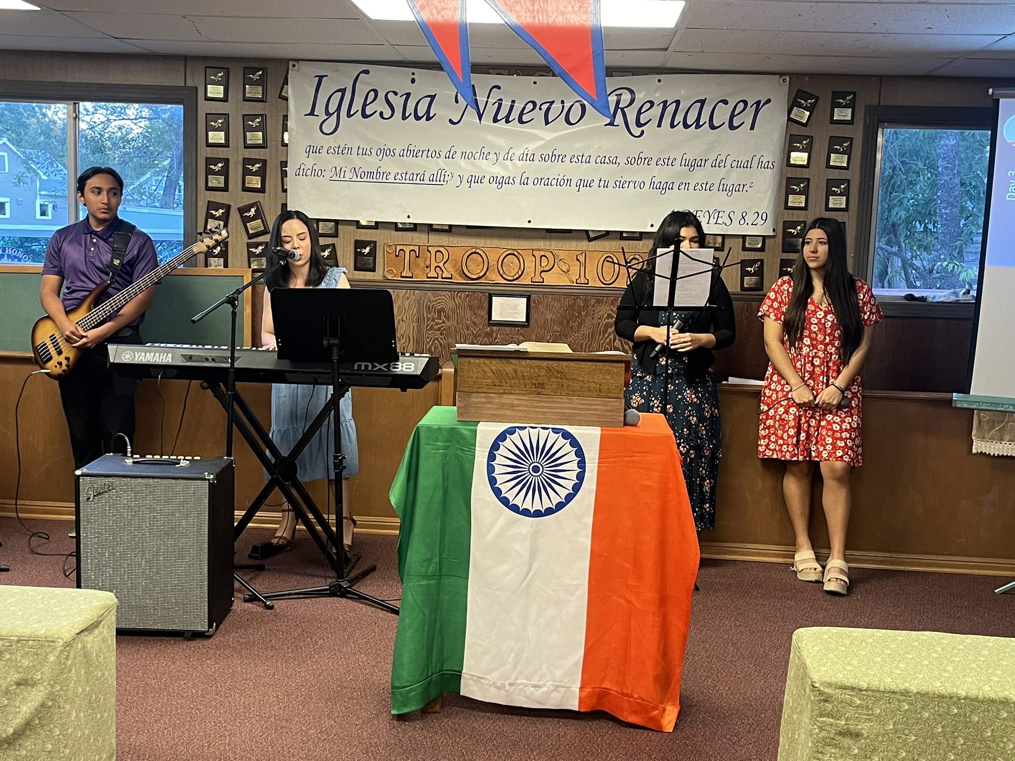Iglesia Nuevo Renacer worship team opens in praise