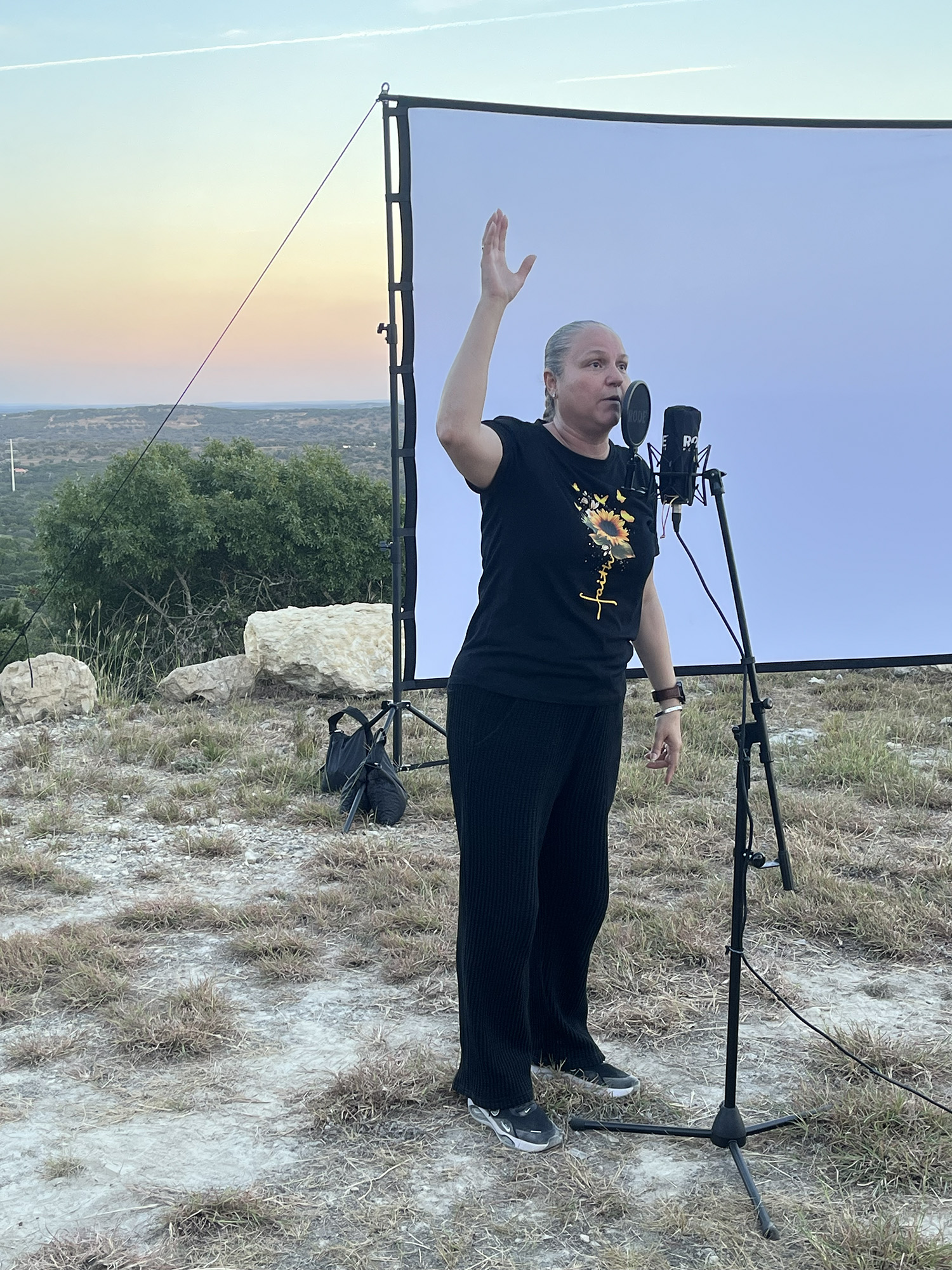We woship the king, as Sandra Rivers leads in song